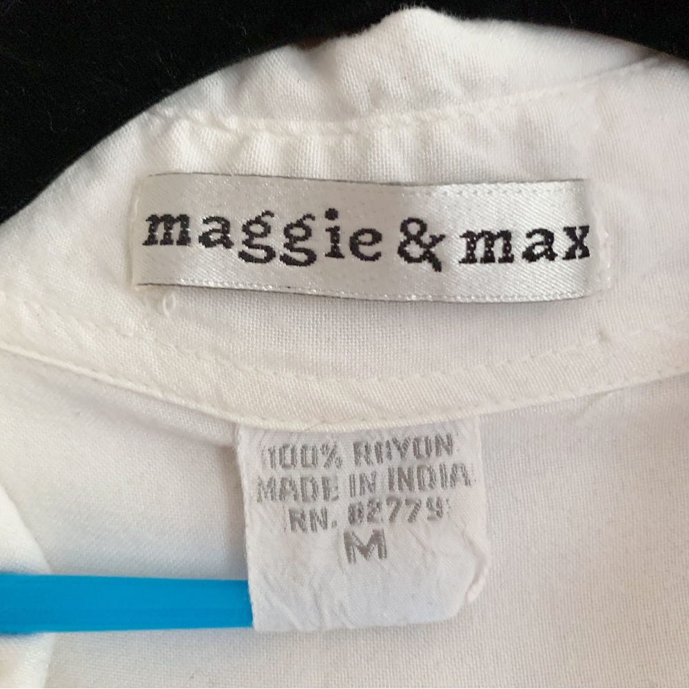 Maggie & Max floral embroidered button down shirt size medium - Picture 4 of 8